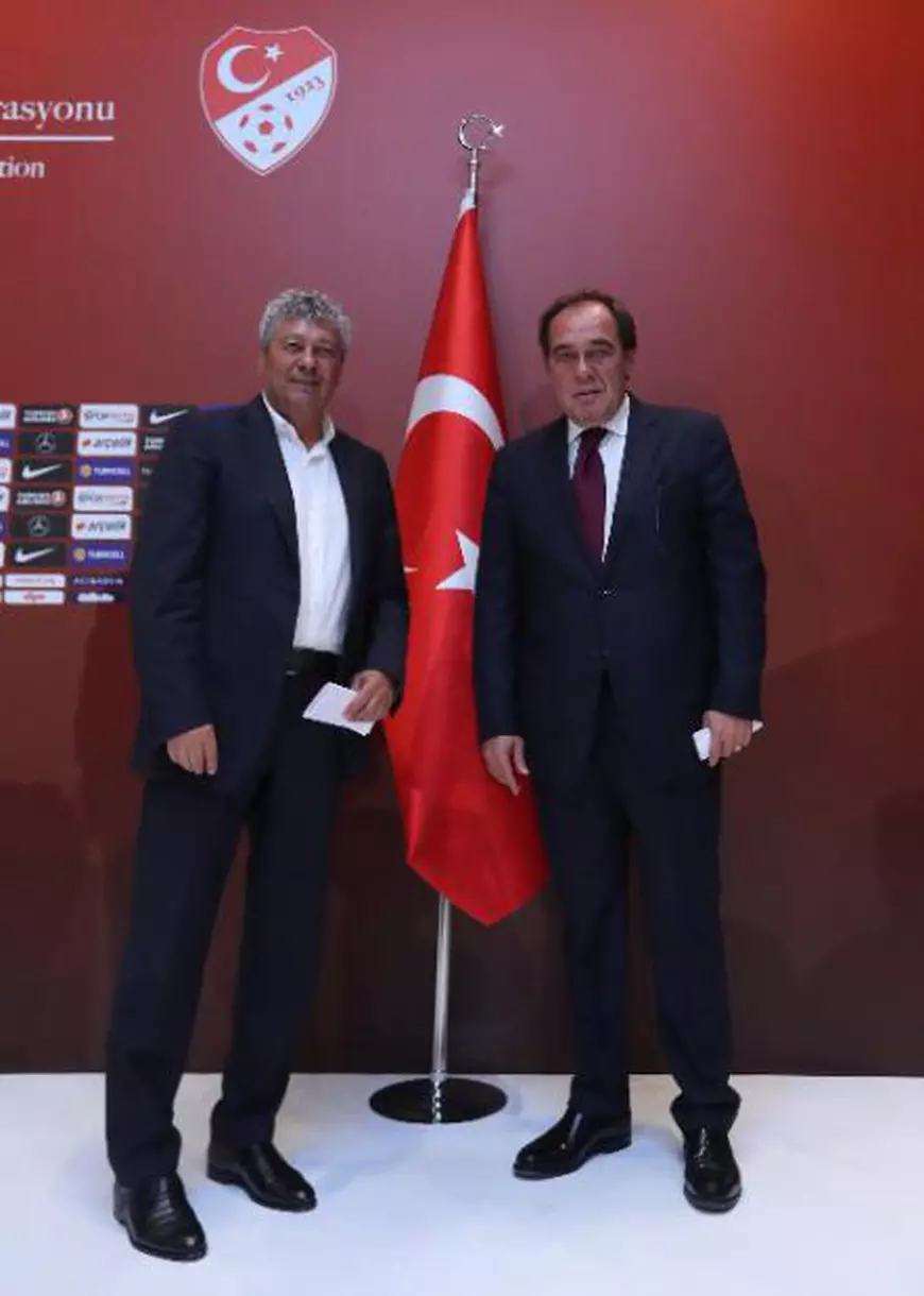 Mircea Lucescu a fost prezentat oficial ca noul selecționer al Turciei. Este al doilea român ajuns pe banca ”ienicerilor”