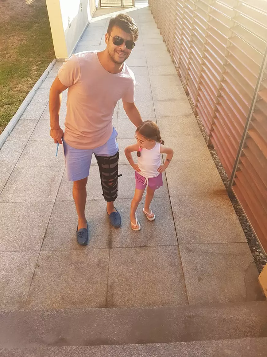 Soțul Oanei Roman, accidentat. Marius Elisei are piciorul în gips