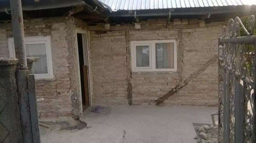 EXCLUSIV/ Când cerșetoria devine... escrocherie. O bătrâna în căruț cu rotile cere bani de lemne, dar are sume mari ascunse în conturi