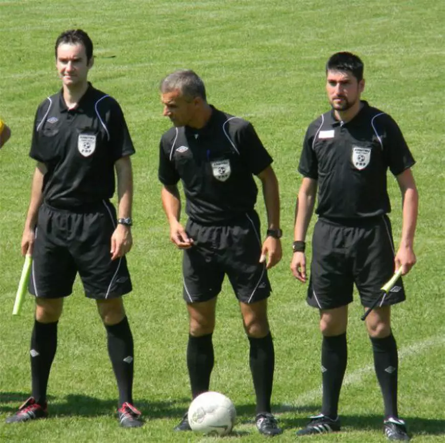 Robert Nuțu arbitrează meciuri în Anglia, în cea mai veche competiție din lume! Avem ”cavaleri” în Spania, Olanda, Franța și SUA | FOTO