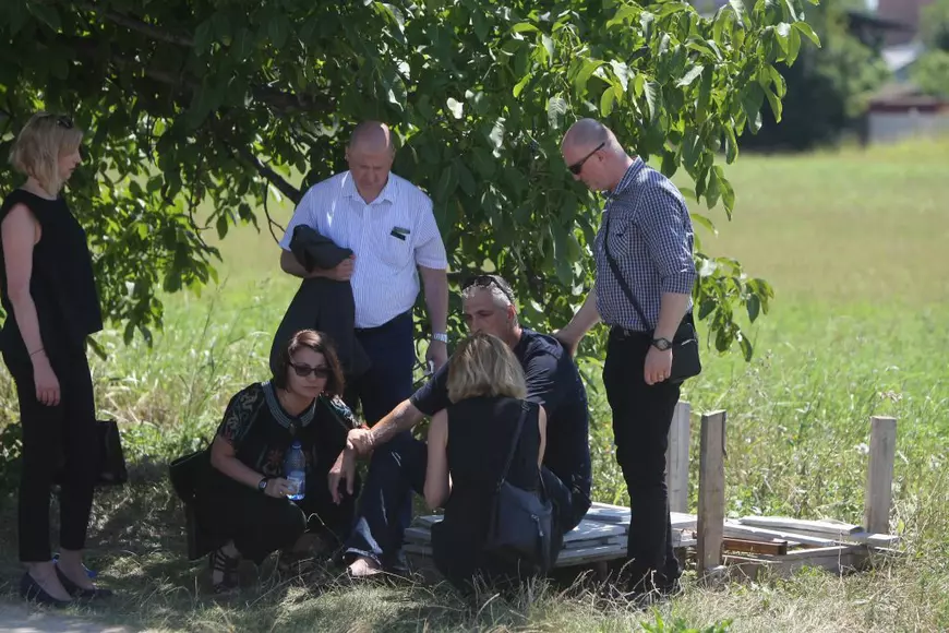 VIDEO EXCLUSIV/  Soțul Marinei Scupra a făcut dezvăluiri cutremurătoare imediat după înmormântarea artistei. ”M-a strâns de mână, a murit la mine în brațe”