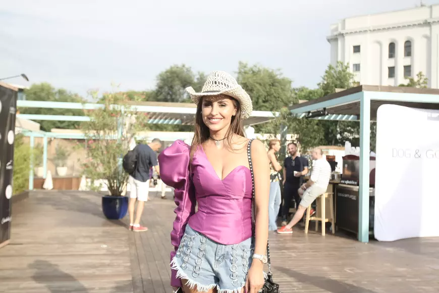 EXCLUSIV. Roxana Blagu este înnebunită după bronz, dar nu și după soare. Nu știe cum să se mai projeze de arsuri