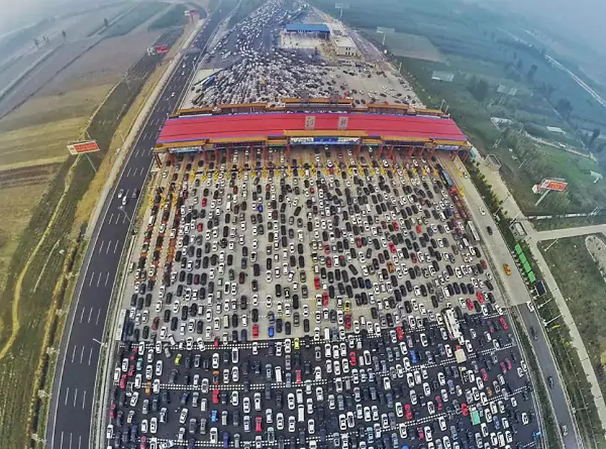 FOTO & VIDEO | Se întâmplă și în Occident. Șoferii străini pierd timp în trafic la fiecare minivacanță