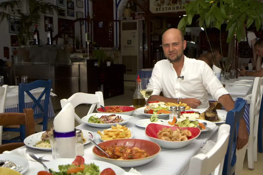 EXCLUSIV | Cosmin Seleși a avut parte de o petrecere surpriză în Grecia. Aniversare în deplasare