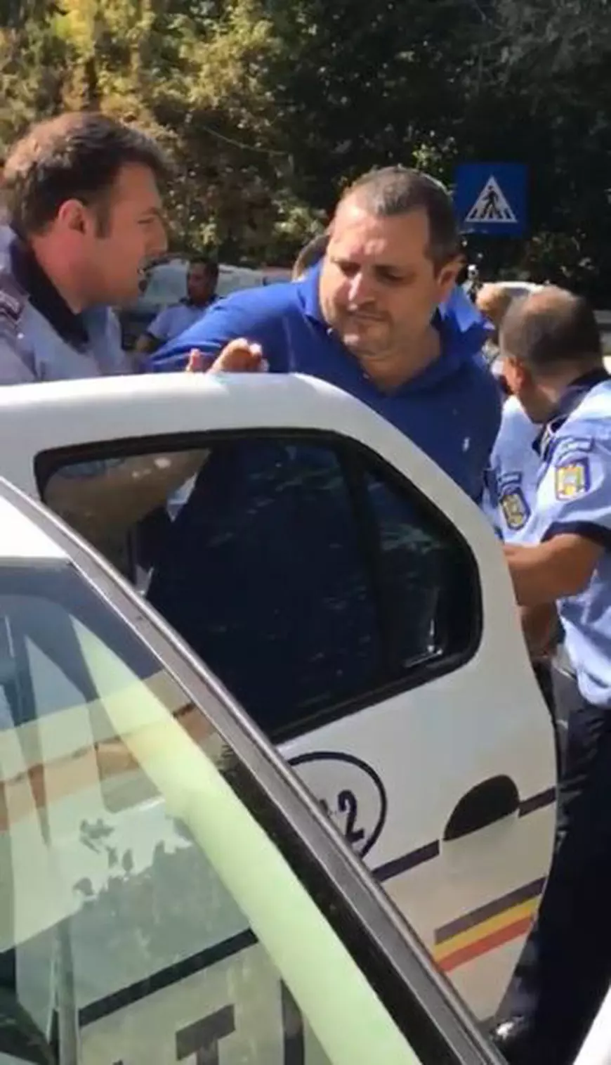 ”Teroristul” cu cuțit dintre blocuri Bărbatul în vârstă de 41 de ani a rupt oglinzile unor mașini, a înțepat cu cuțitul caroseriile autoturismelor și a băgat în speriați zeci de oameni