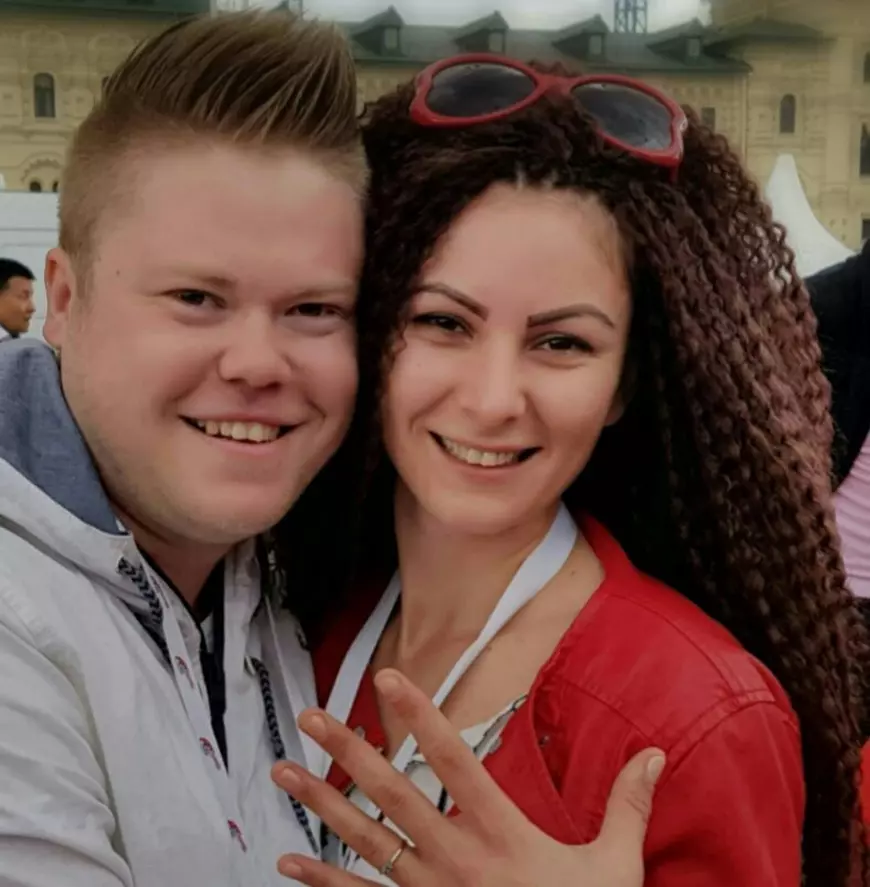 Cea mai inedită cerere în căsătorie din showbiz-ul românesc. Un solist și-a cerut iubita de nevastă ajutat de o armată de artiști