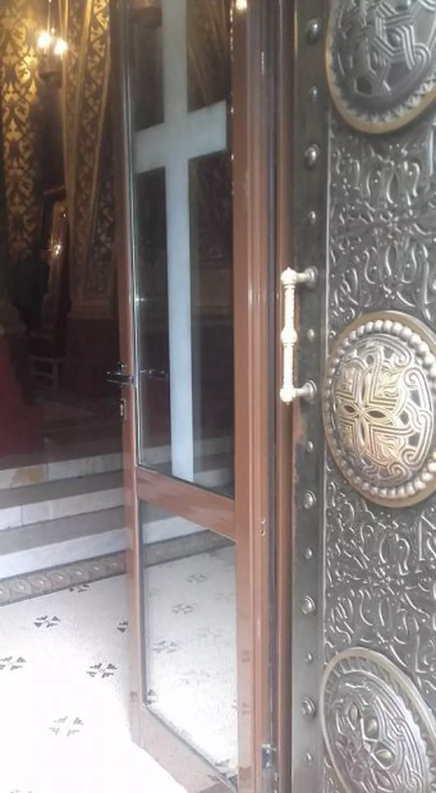 Termopane la Mânăstirea Curtea de Argeș, montate fără avizul Ministerului Culturii. Monumentul riscă să nu mai fie inclus în patrimoniul UNESCO