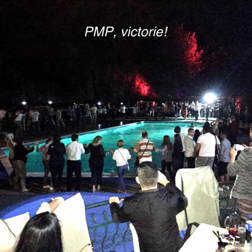 Cum au petrecut liderii politici week-endul: Dragnea s-a încărcat de ”românism” la Țebea, Băsescu, la horă în jurul piscinei pe litoral