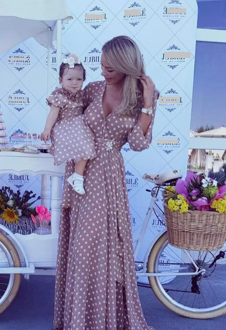 Bianca Drăgușanu i-a rupt turta fetiței ei. Cele două au purtat rochii identice. Sofia a cucerit internetul