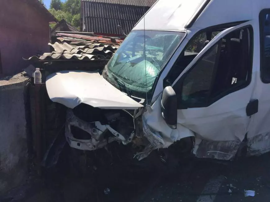 13 răniți după ce un microbuz s-a lovit de o mașină, lângă Aninoasa. Plan roșu de intervenție