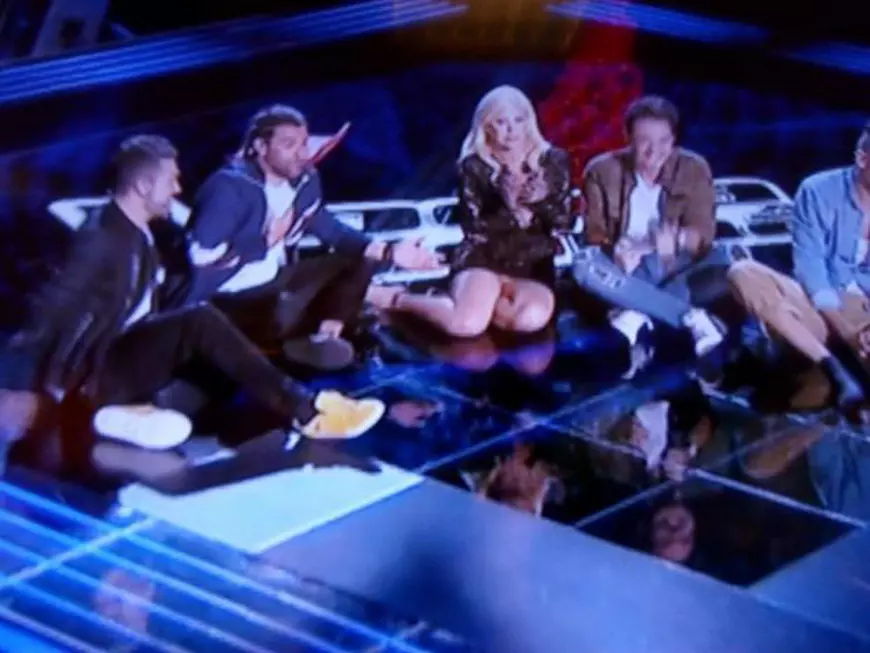 Spectacol unic la Vocea României. Loredana Groza și Chirilă s-au duelat pentru un concurent. Rochia prea scurtă i-a dat de cap artistei