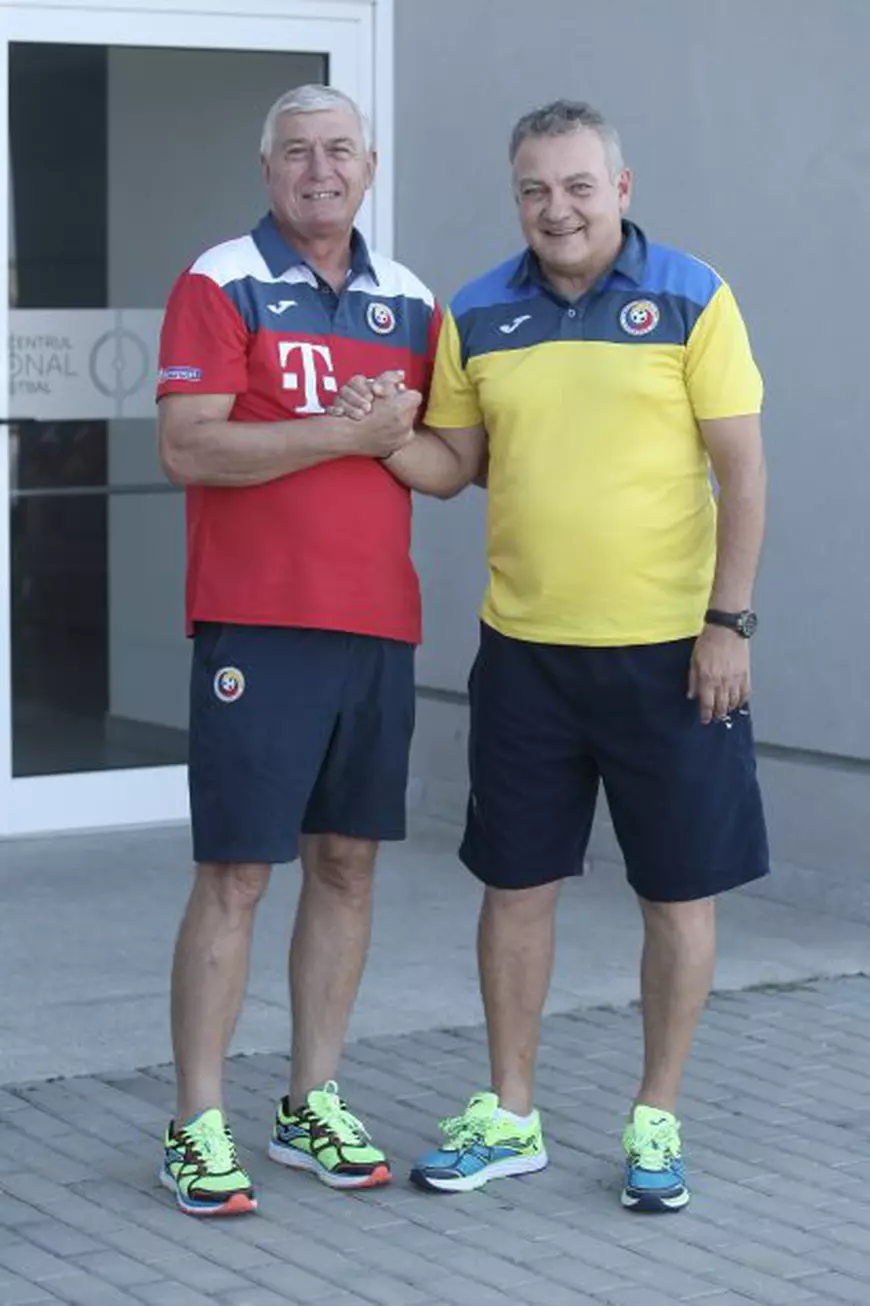 REPORTAJ EXCLUSIV / Nicolas, prima zi la echipa națională a României. Adus cu o mașină de lux, fiul lui Gică Popescu a îmbrăcat tricoul ”Baciului” și a jucat un biliard | VIDEO