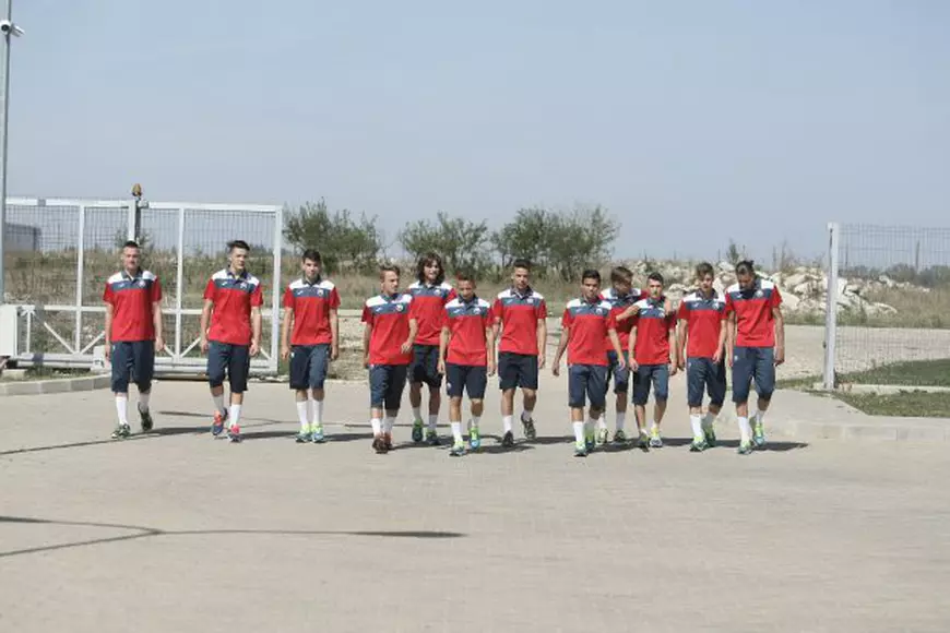 REPORTAJ EXCLUSIV / Nicolas, prima zi la echipa națională a României. Adus cu o mașină de lux, fiul lui Gică Popescu a îmbrăcat tricoul ”Baciului” și a jucat un biliard | VIDEO