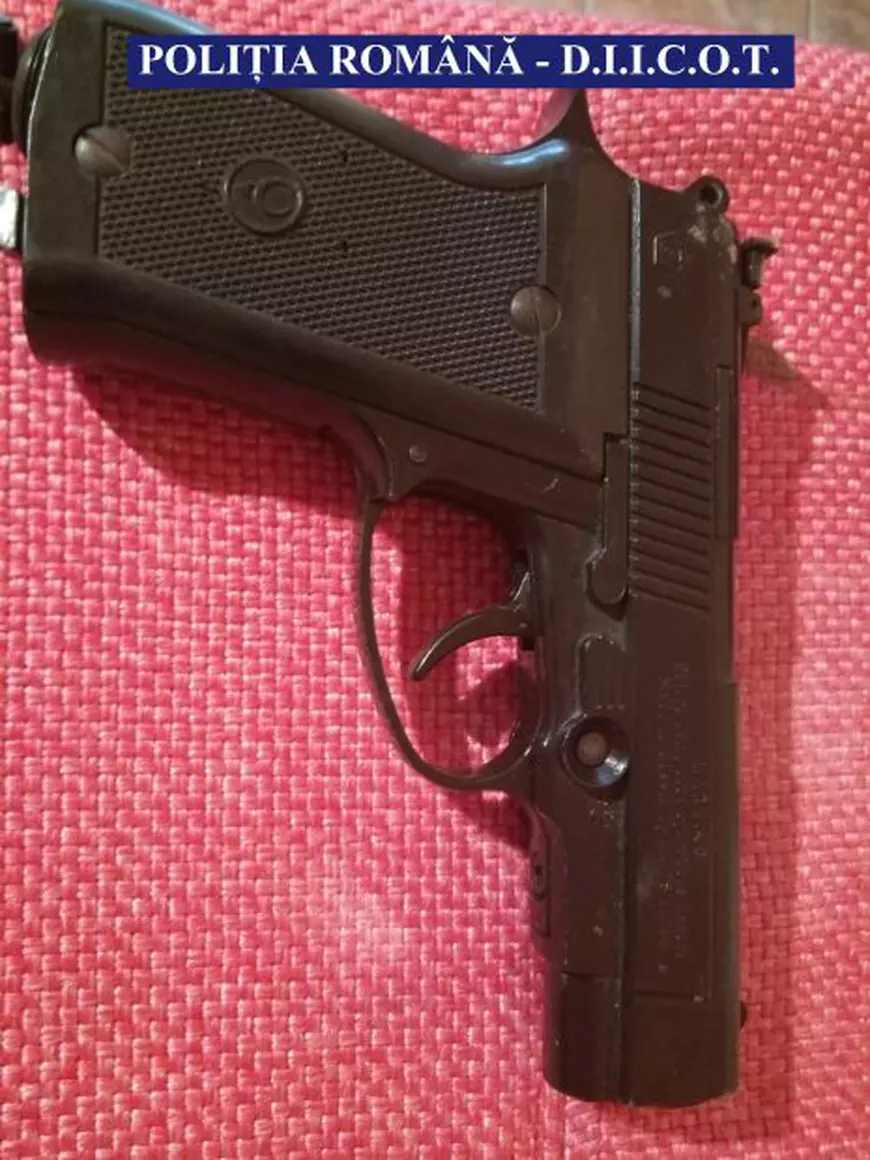 Trei persoane care vindeau cannabis, arestate în Arad