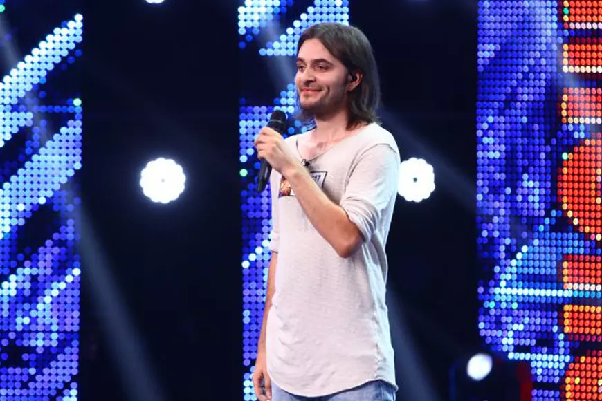 Solistul piesei ”Coji de portocală”, pe scena X Factor.
