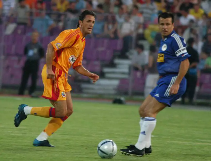 REPORTAJ EXCLUSIV / Nicolas, prima zi la echipa națională a României. Adus cu o mașină de lux, fiul lui Gică Popescu a îmbrăcat tricoul ”Baciului” și a jucat un biliard | VIDEO