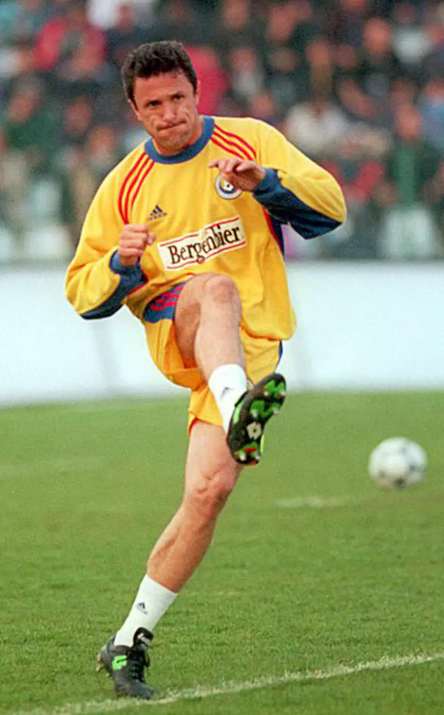 REPORTAJ EXCLUSIV / Nicolas, prima zi la echipa națională a României. Adus cu o mașină de lux, fiul lui Gică Popescu a îmbrăcat tricoul ”Baciului” și a jucat un biliard | VIDEO