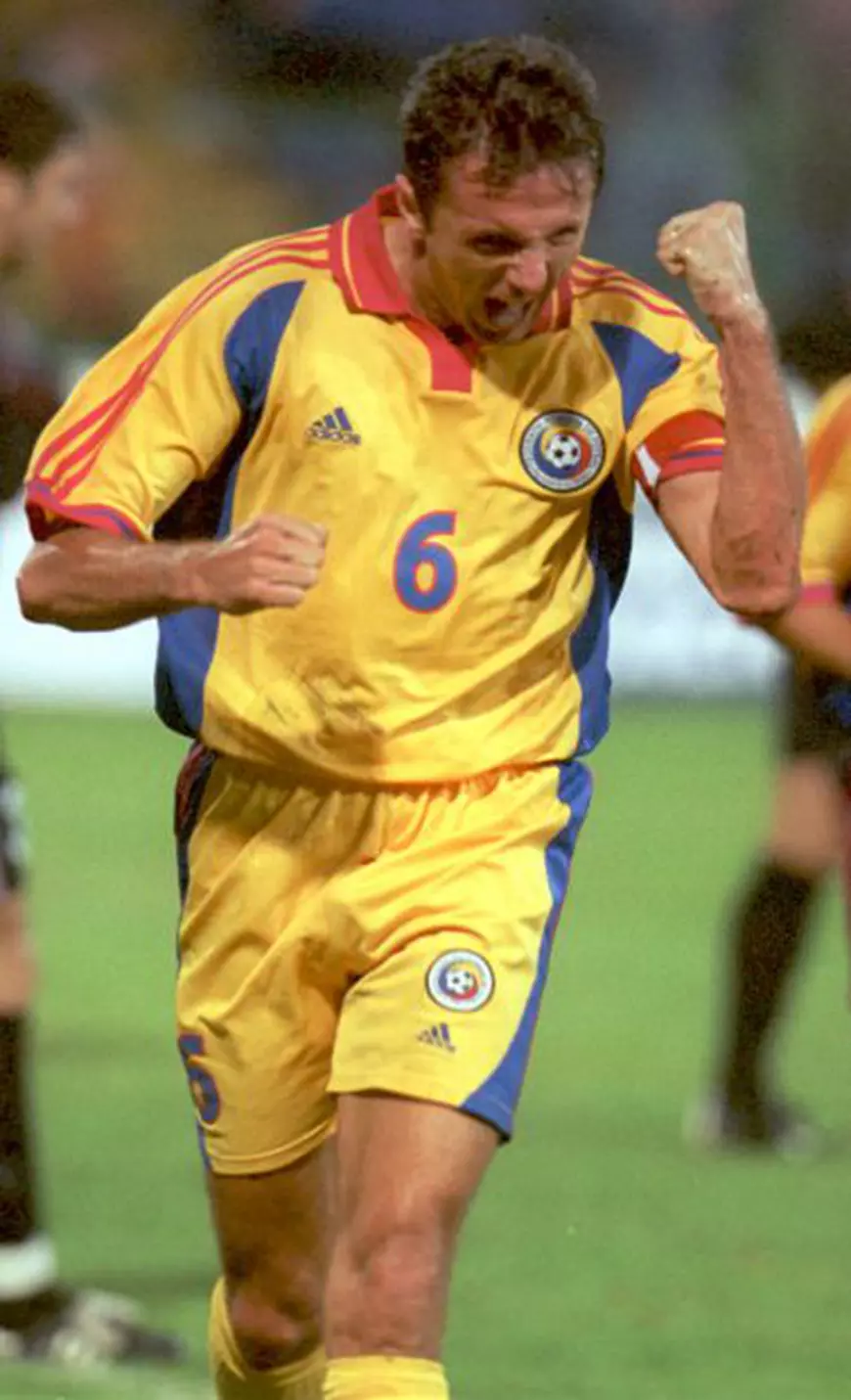 REPORTAJ EXCLUSIV / Nicolas, prima zi la echipa națională a României. Adus cu o mașină de lux, fiul lui Gică Popescu a îmbrăcat tricoul ”Baciului” și a jucat un biliard | VIDEO