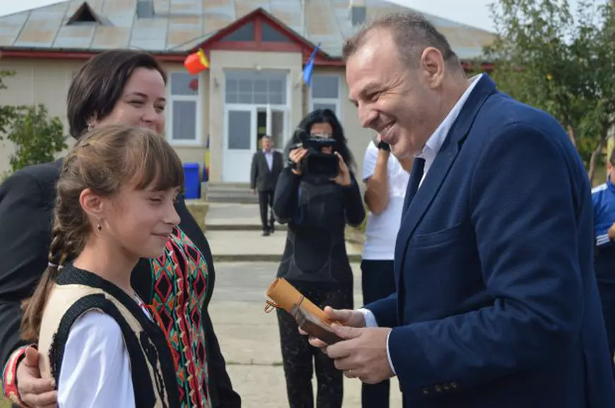 REPORTAJ | VIDEO, FOTO: "Autostrăzile virtuale" ale ministrului Comunicațiilor, inaugurate cu fast la Vaslui, și baba Vergina cu WC în fundul curții