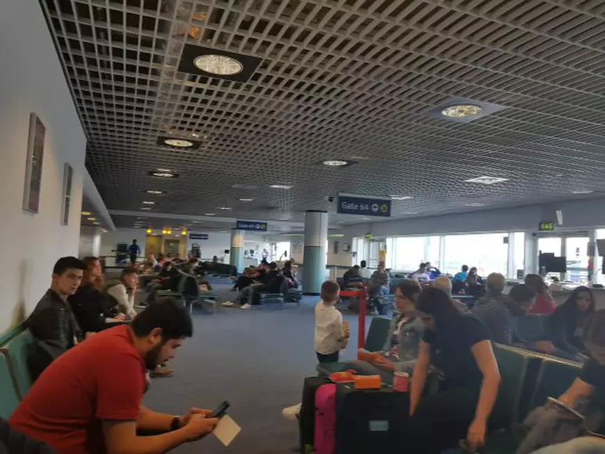 UPDATE | Românii blocați pe aeroportul din Birmingham, Marea Britanie, au ajuns în țară în această noapte. Au stat mai mult de 10 ore în aeroport