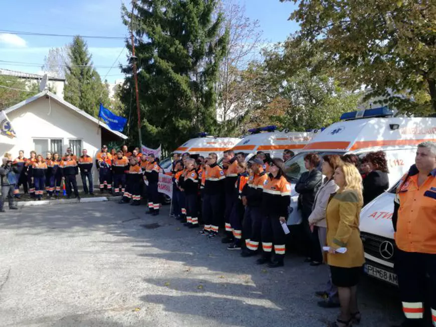VIDEO/FOTO| Proteste ale ambulanțierilor, nemulțumiți de lipsa de reacție a Guvernului în privința salariilor