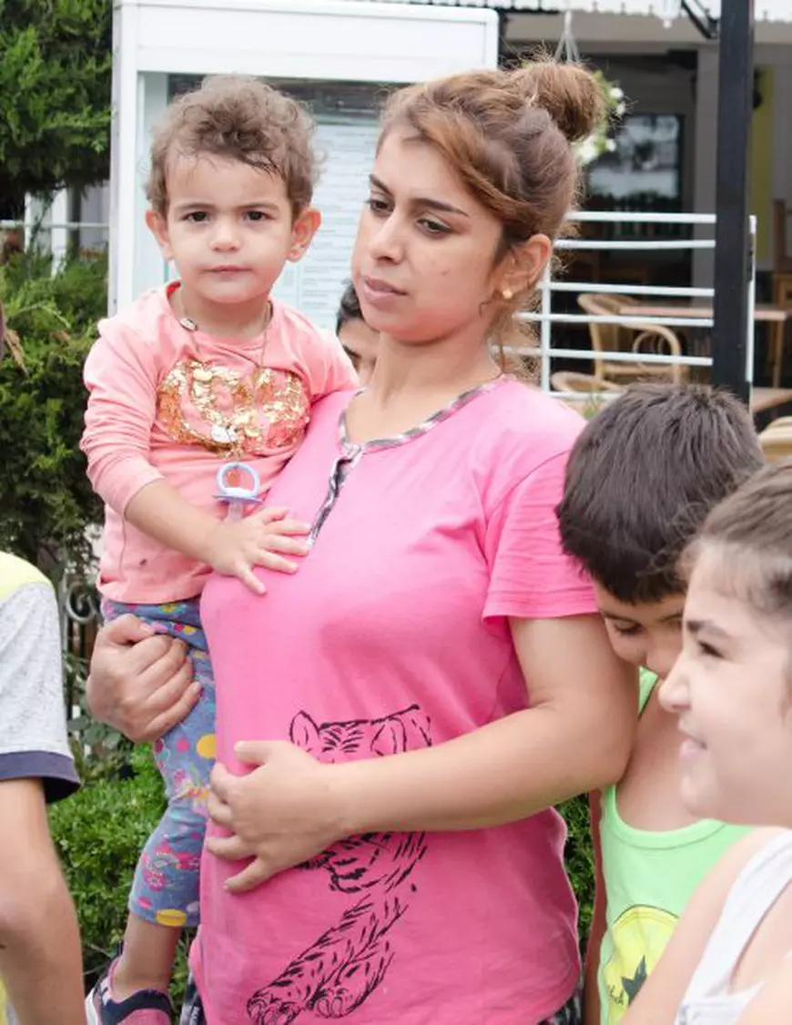 FOTO & VIDEO | Refugiați cazați în Satul de Vacanță din Mamaia. Stau în Casa Dobrogeană și au voie să-și caute de lucru. Cât plătește statul român pentru ei?