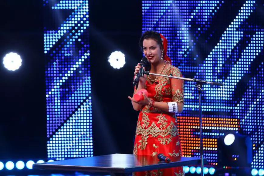 O fată dintr-o șatră de căldărari participă la XFactor! Narcisa a fost ”promisă” de la 6 ani și, până s-a măritat, s-a jucat cu viitorul soț