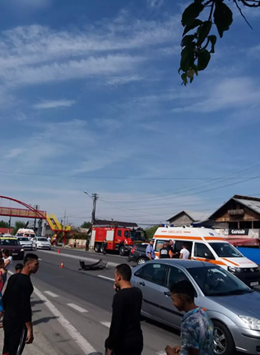 Accident grav pe DN1. Trei oameni au fost răniți și șase mașini implicate