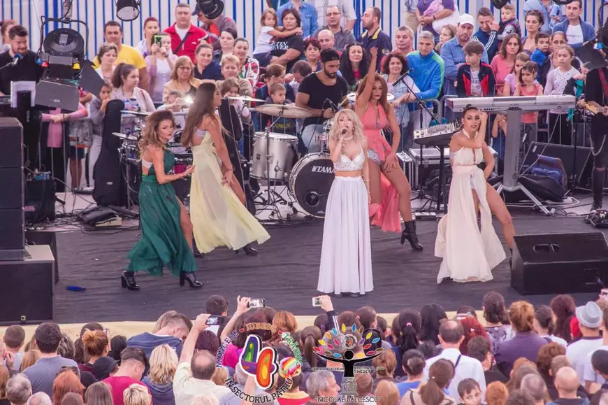 Foto EXCLUSIV/ Andreea Bălan a schimbat opt ținute pentru... 3000 de euro. Se îmbracă și se dezbracă în câteva secunde