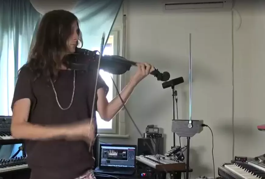 VIDEO/ Uneori, așchia sare cam departe de trunchi. Fiul lui Mircea Dinescu studiază limba romani și ar vrea să aibă sânge țigănesc