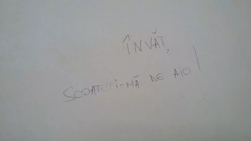 Mesaje de dragoste sau ură și desene cu inimi sau fluturi, pe pereţii camerelor din căminele studenţeşti ale Universităţii Dunărea de Jos din Galaţi