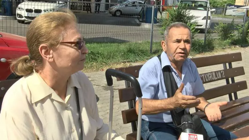 Peroanele-capcană Mii de călători sunt zilnic în pericol de moarte pentru că sunt obligați să aștepte tramvaiele pe petice din beton, printre mașinile care ciculă în viteză la doi pași ei 