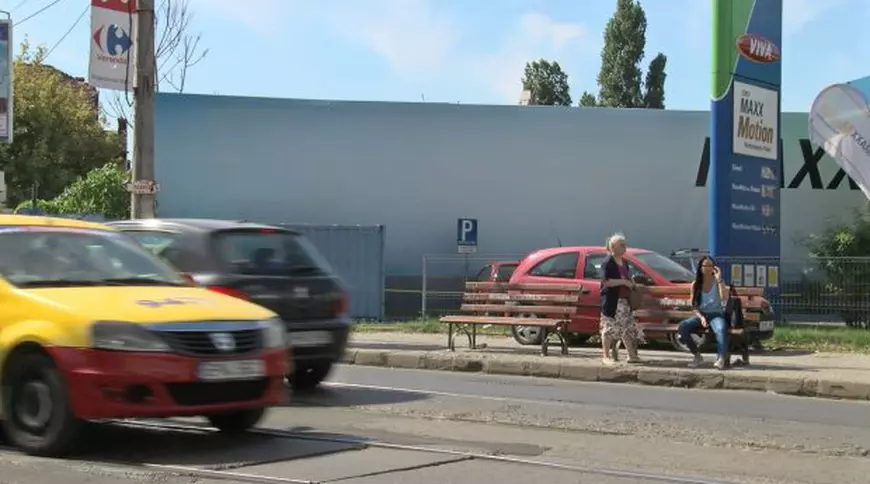 Peroanele-capcană Mii de călători sunt zilnic în pericol de moarte pentru că sunt obligați să aștepte tramvaiele pe petice din beton, printre mașinile care ciculă în viteză la doi pași ei 