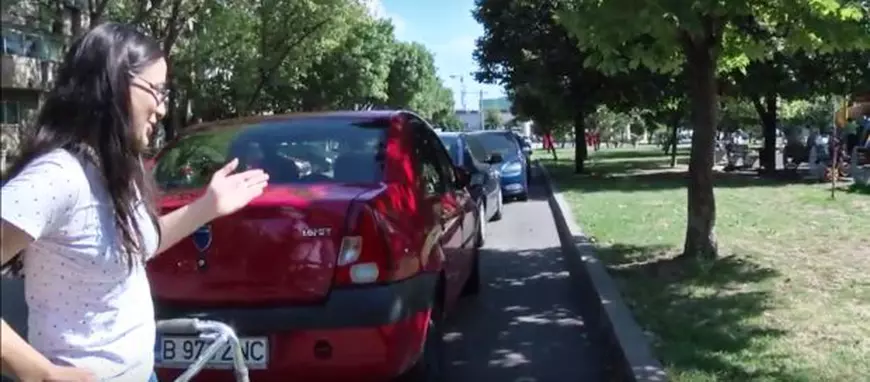 VIDEO/ O persoană cu handicap luptă zi de zi pentru...normalitate. Pentru ea, o bordură de 10 centimetri este o prăpastie