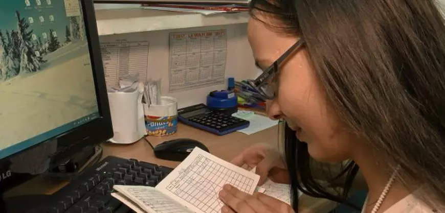 VIDEO | Un pensionar a cerut 20 de lei pe care i-a restituit în șase rate a câte 3,3 lei. Sărăcia văzută din spatele ghișeului de împrumuturi