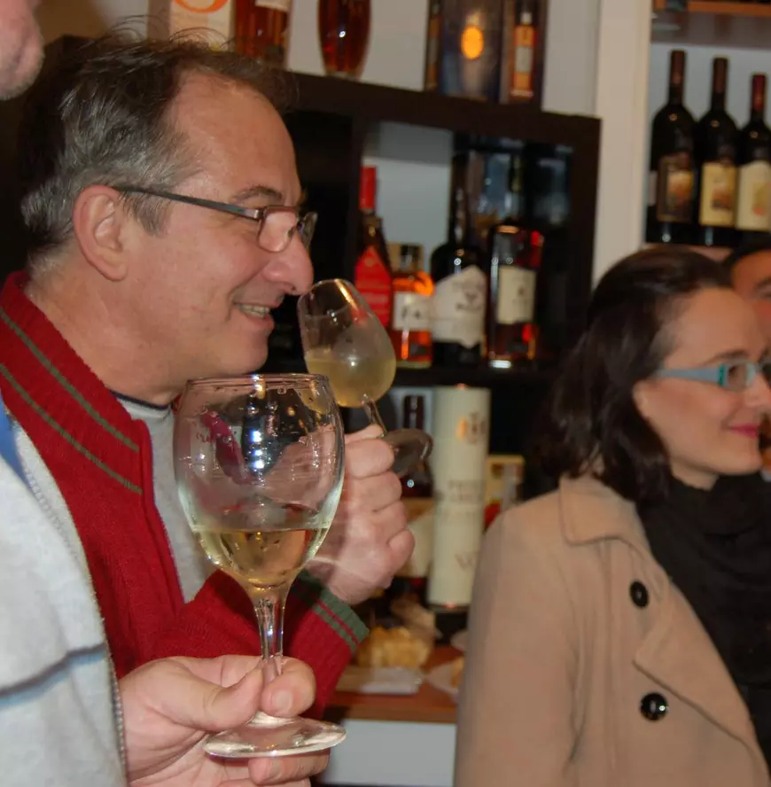 Cristian Grețcu a dat-o pe vinuri. De când Ion Iliescu nu mai e în atenția publică, actorul s-a reprofilat