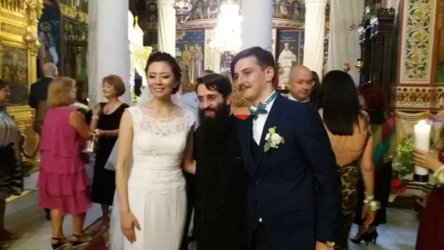 Un arhitect român care lucrează în Japonia s-a căsătorit cu o japoneză care a renunțat la religia ei și a trecut la ortodoxie.