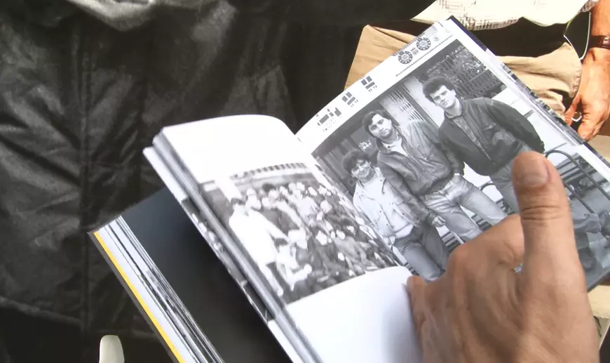 REPORTAJ VIDEO | Două imagini, două epoci. Un bărbat avea fotografii cu colegii din liceu, din 1981. I-a căutat acum și i-a pozat din nou! Vezi ce a ieșit!