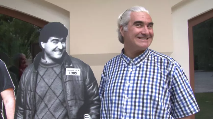 REPORTAJ VIDEO | Două imagini, două epoci. Un bărbat avea fotografii cu colegii din liceu, din 1981. I-a căutat acum și i-a pozat din nou! Vezi ce a ieșit!