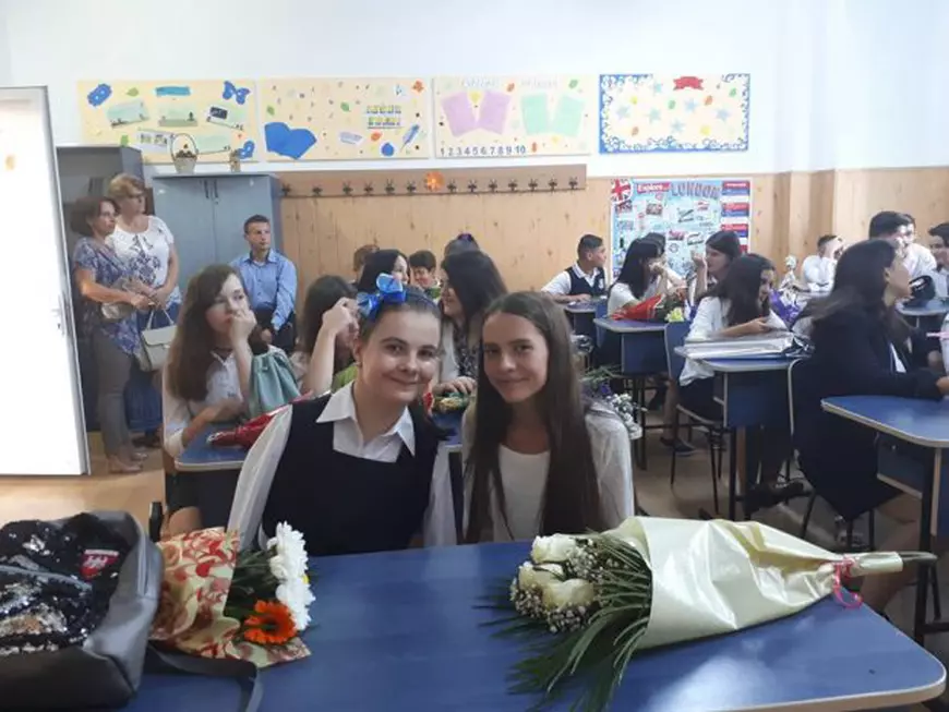 Lorelai Moşneguţu, în prima zi de școală. Imagini emoționante cu fetița fără mâini, câștigătoarea Românii au talent