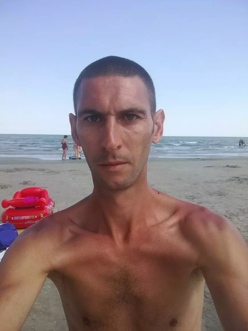 Un militar, găsit spânzurat în subsolul blocului. Era încadrat într-o unitate din care făcea parte și militarul ucis în Afganistan