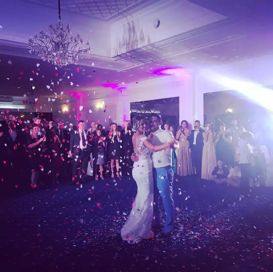 Imagini inedite de la nunta lui „Dorel” din „Las Fierbinți”. Bobonete și soția lui au fost nași. Cum au arătat vedetele la marele eveniment