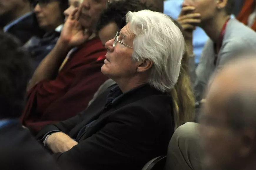 Richard Gere a adormit în timpul ceremoniei în care Dalai Lama a primit titlul de Doctor Honoris Causa la Pisa