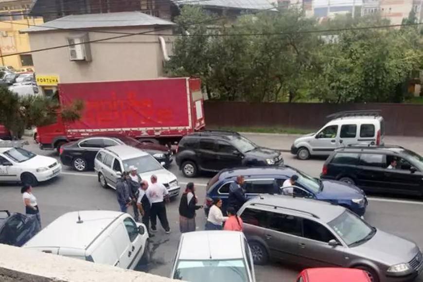 UPDATE. Bătaie în plină stradă între două clanuri de romi, în Argeș. Polițiștii au tras focuri de armă | VIDEO