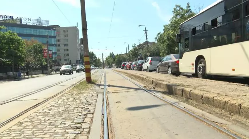 Peroanele-capcană Mii de călători sunt zilnic în pericol de moarte pentru că sunt obligați să aștepte tramvaiele pe petice din beton, printre mașinile care ciculă în viteză la doi pași ei 