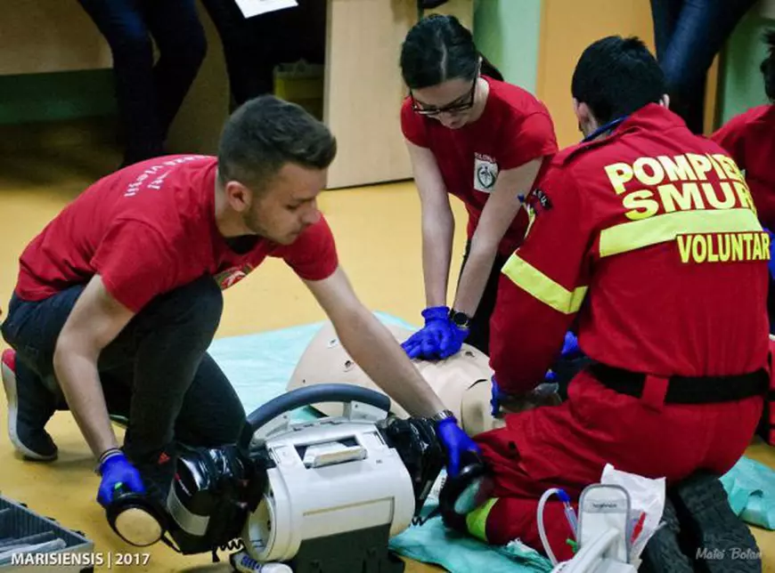 De la pasiunea pentru Grey’s Anatomy la medicina de urgență. Povestea voluntarului SMURD de la Târgu Mureș