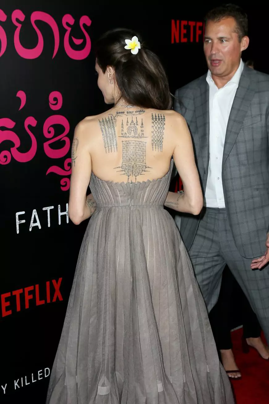 FOTO| Angelina Jolie și-a făcut un tatuaj uriaș pe spate. Este legat de relația ei cu Brad Pitt