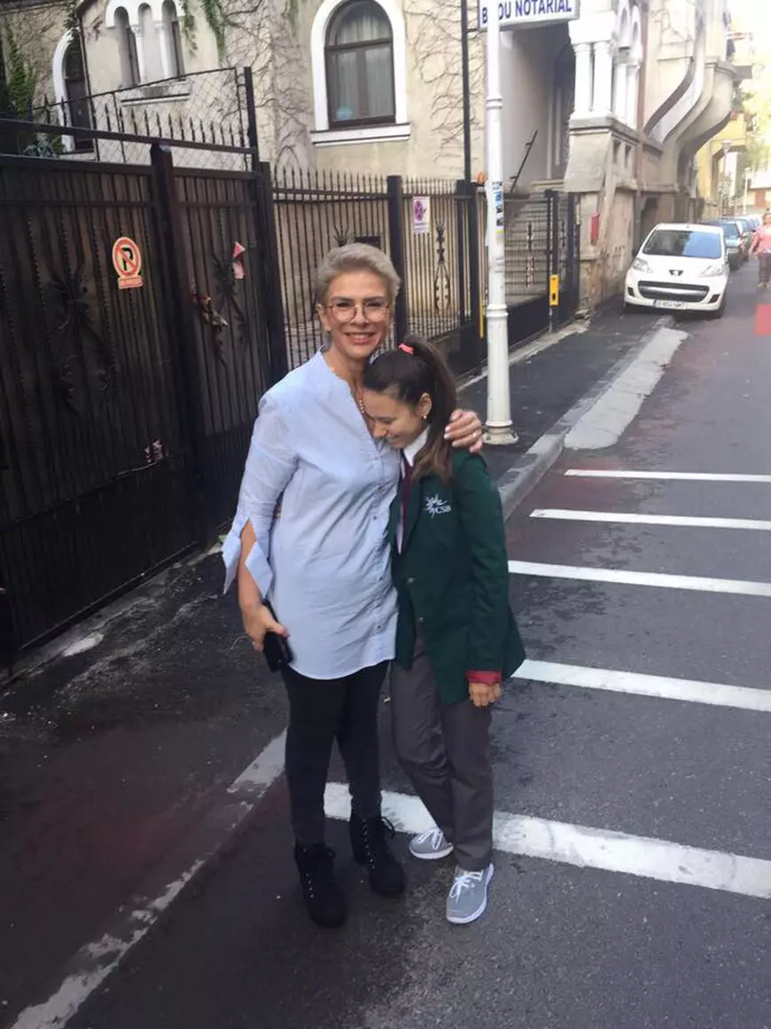 VIDEO EXCLUSIV/ Teo Trandafir și-a dat fiica la școală privată. Reguli clare: cu uniformă și fără telefon