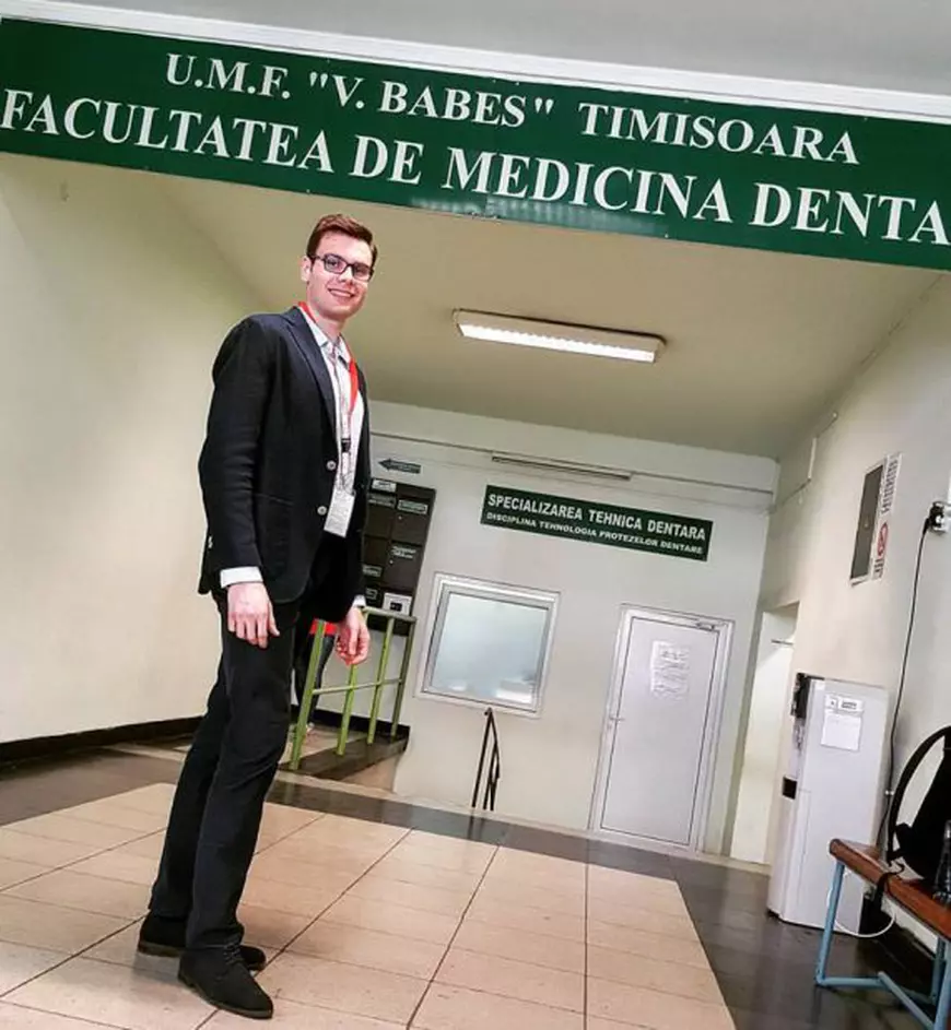 Cine este în spatele firmei care a restaurat poarta “morții” de la Timișoara. Societatea a montat ușile și geamurile la I.S.U. Timiș