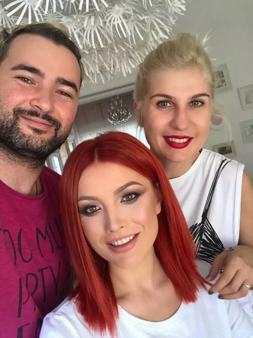 Elena Gheorghe s-a tuns și s-a vopsit în ziua botezului fetiței sale. Ce apariție